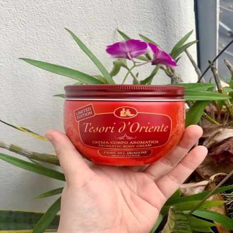 Kem dưỡng thể nước hoa Ý cao cấp Tesori 300g: 285.000 - Tặng 5 gói sữa tắm nước hoa Ý cao cấp Tesori 2 loại hoa sen, thanh long