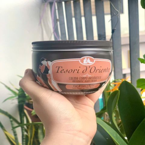 Kem dưỡng thể nước hoa Ý cao cấp Tesori 300g: 285.000 - Tặng 5 gói sữa tắm nước hoa Ý cao cấp Tesori 2 loại hoa sen, thanh long